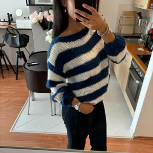 Stickad tröja  - Superfin stickad tröja från Designbysi, slutsåld på hemsidan. Grundpris 600kr