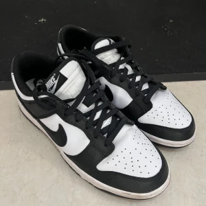 Jordans dunk low storlek 43 - Säljer mina dunks, använda ett tag men är i mycket god skick! Inte användt de på över 1 år då jag bytt stil.