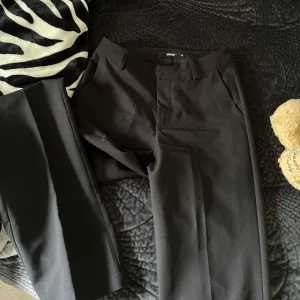 Svarta kostymbyxor från Bik Bok - Säljer ett par högmidjade svarta kostymbyxor från Bik Bok. Knappt använda och därav bra skick. 
