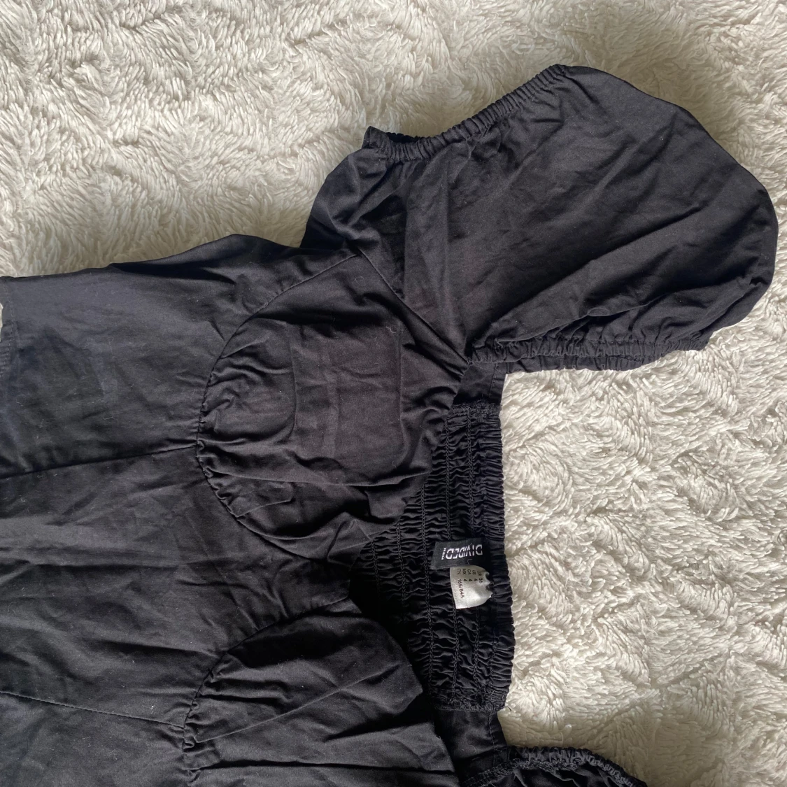 Svart croppad blus med puffärmar - 1