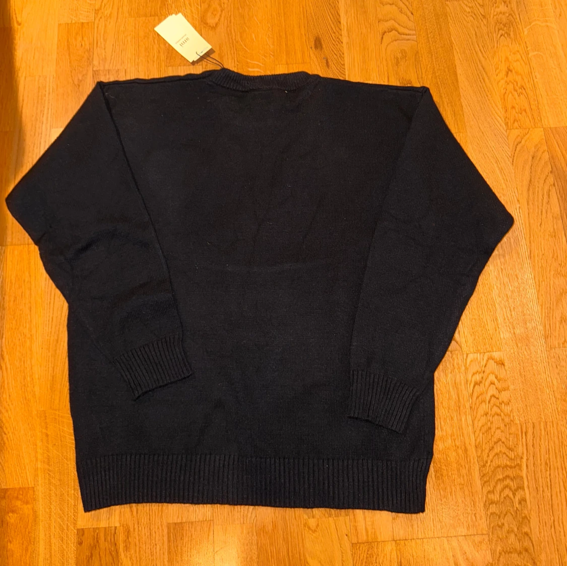 Svart stickad tröja från Ami med rött hjärta - 2