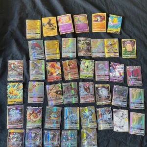 Samling Pokémonkort GX, V och VMAX - 42 Pokémonkort säljes
