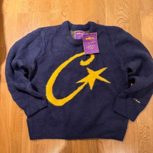 Mörkblå corteiz stickad tröja  - Väldigt skön och en ny stickad corteiz tröja, bra för hösten. Om ni har frågor så är det bara att skriva! Ny pris 1500kr| mitt pris 700kr| priset går alltid att diskutera!❤️