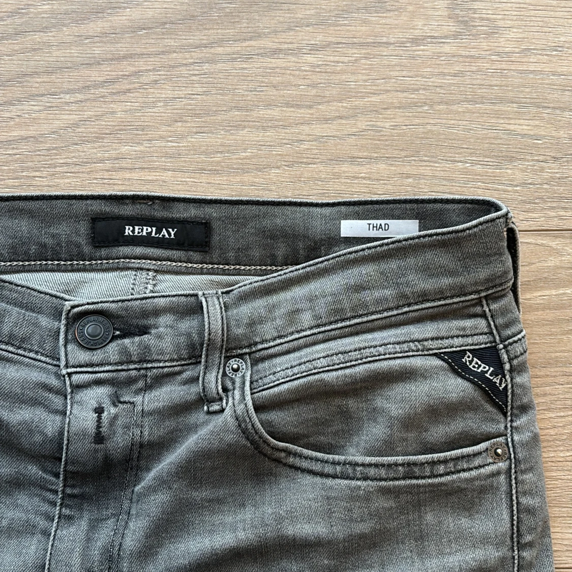 Grå jeansbyxor från Replay - 2