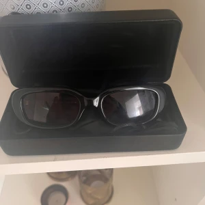 Svarta solglasögon från Chimi - Snygga svarta solglasögon från Chimi, modell Core 12 Black. Perfekt accessoar för en trendig look. Kommer med tillhörande svart fodral.