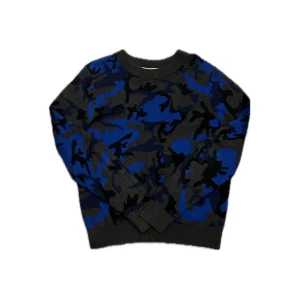 Sandro paris camo tröja - - Sandro paris blå / svart camo tröja - Viskos och bomull blandning men känns som kashmir / merino - Skick 8/10 - Slim fit storlek M - Endast tröjan medföljer 