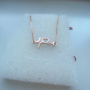 Halsband  - Ett hjärtslag halsband i färgen av rosé guld. Säljer då jag bara använder silver.
