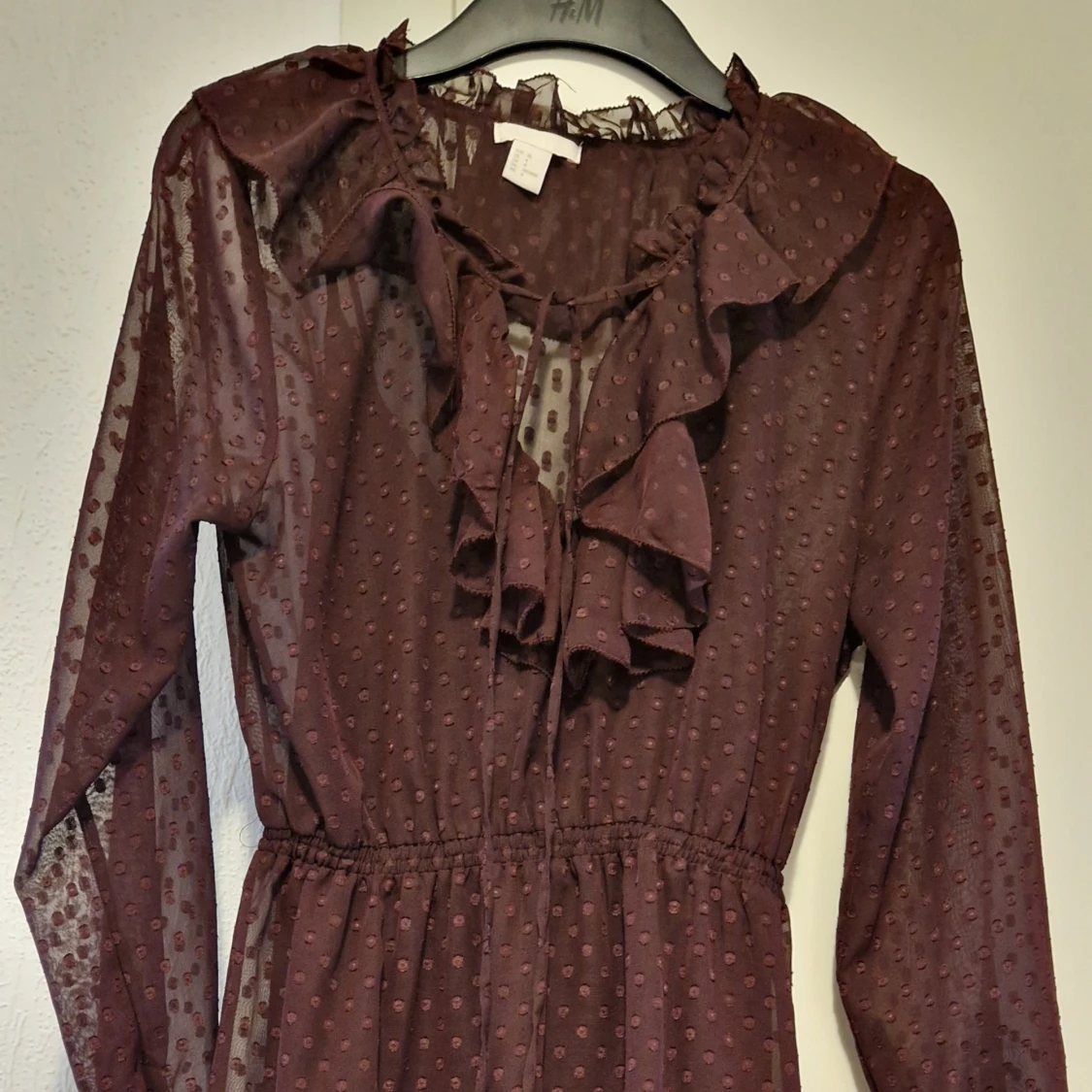 Vinröd prickig klänning med volang från H&M
