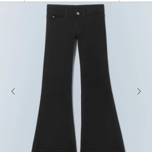Cheap monday lågmidjade jeans - Säljer ett par svarta bootcut jeans Cheap monday från weekday med utsvängda ben. OBS omsydda till bootcut men går enkelt att spreta upp! Jag har sprättat upp dem nertill, passar någon 165-170cm. 