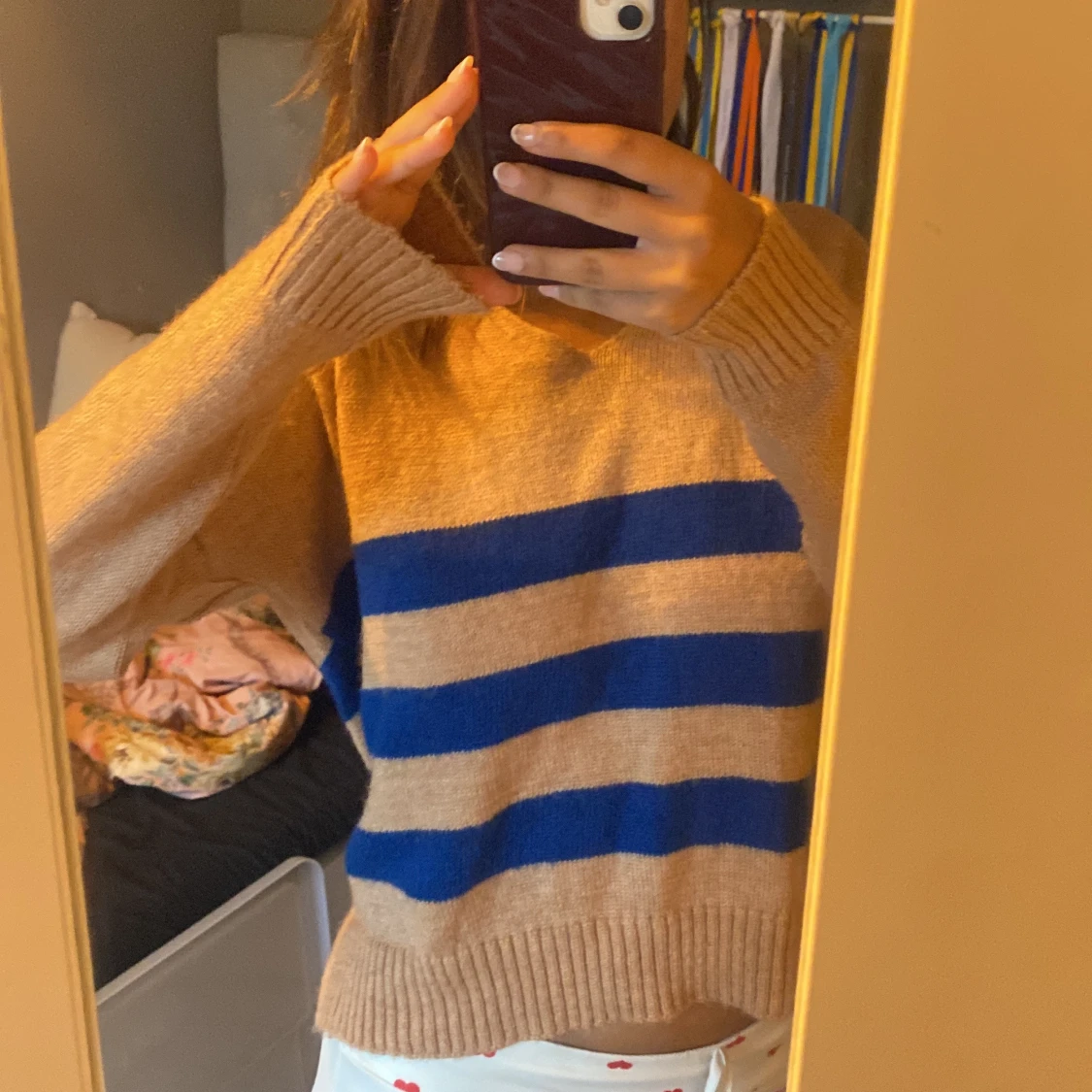 Beige och blå randig stickad tröja