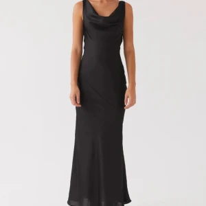 Svart långklänning med draperad urringning - Asså världens snyggaste balklänning från peppermayo som sitter så verkligen så fint!!😍😍🙌 Helt ny med lapparna kvar endast testad och säljer då jag hittade en annan!!