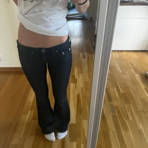 True religon low waist jeans - Sjukt snygga jeans från true religon! Dem är storlek 25 och passar mig som är 172 i längden. Har dock tyvärr blivit lite för tajta på mig och därför säljer jag dem💗 Endast lite små slitningar längst ned annars i perfekt skick! 