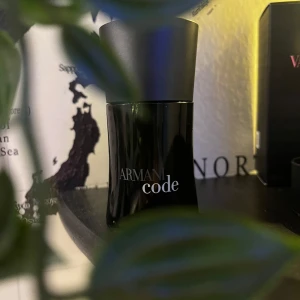 Armani Code Eau de Toilette 30ml - Säljer en stilren och elegant parfymflaska från Armani Code. Flaskan är svart med en modern, rundad form och har tydlig logotyp framtill. Parfymen är en klassiker med maskulin doft, perfekt för dig som gillar exklusiva dofter.