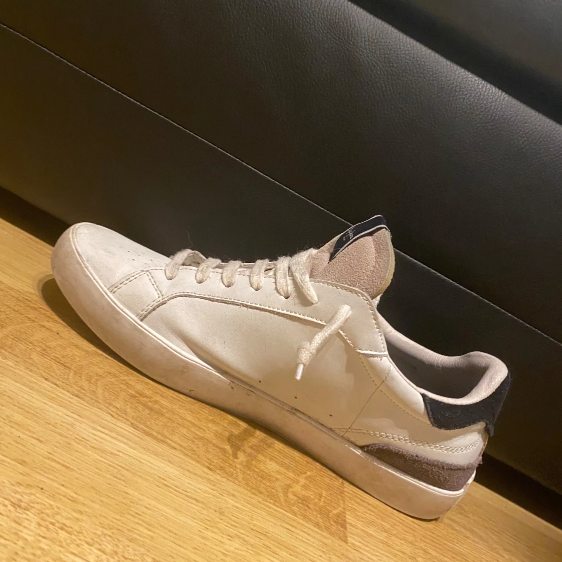 Vita sneakers från Pepe Jeans med blå och grå detaljer - 2