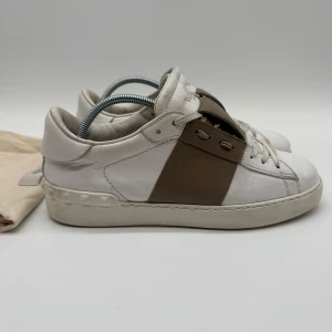 VALENTINO OPEN SNEAKERS - Valentino open sneakers - Skick: 8,5/10 - Storlek 38,5 - Tillbehör: Dustbag - Nypris 7700kr - deluxecloset 