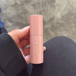 Bronzer och contour stick Golden Truffle från Hickap - Säljer ett bronzer och contour stick från Hickap i färgen Golden Truffle. Helt nytt!