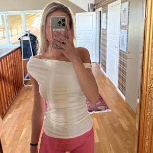 Vit offshoulder topp från Nakd - Jätte fin helt oanvänd vit offshoulder topp från nakd. Tycker den är lite för lång för min smak därför den inte kommit till användning.