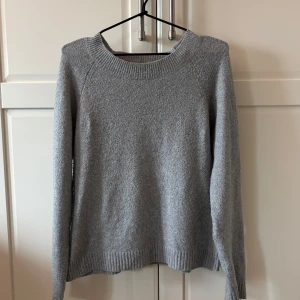 Stickad grå tröja  - Grå stickad tröja i bra skick. Den passar bra för mig som också passar i xs. Denna tröja är jätte fin med kanske ett par mörkblåa jeans eller kostymbyxor. Nu kommer den bara inte till användning🌸