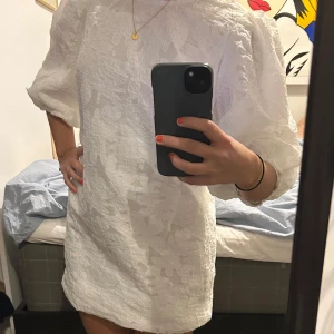 Vit kortklänning med puffärm från Neo Noir - Studentklänning från Neo Noir som ej är använd. Köpte den för 1000kr men säljer den för 700 men pris kan diskuteras. Har hittat en ny klänning som passa mig bättre därför säljer jag denna.   