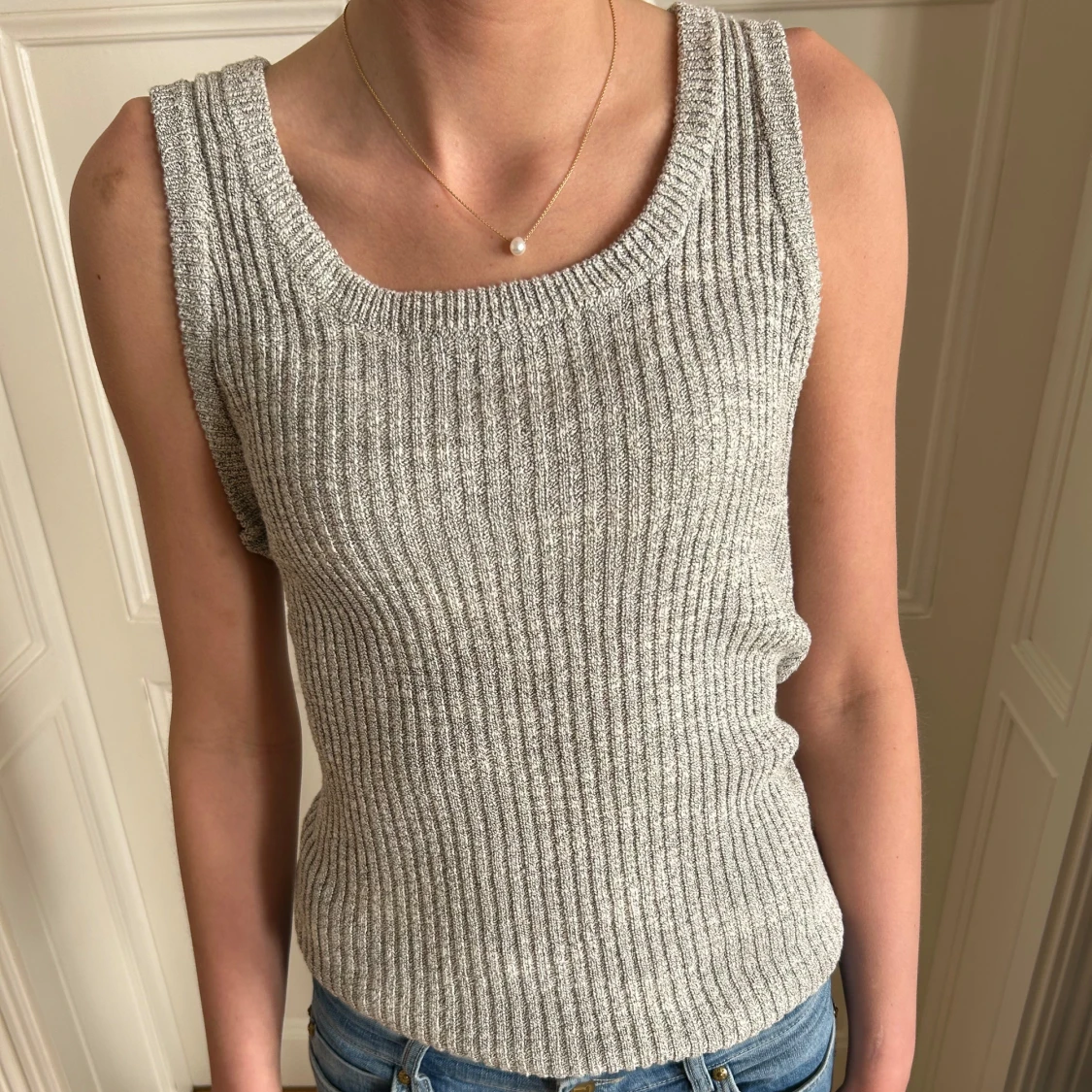 Grå ribbad stickad linnetopp - 1