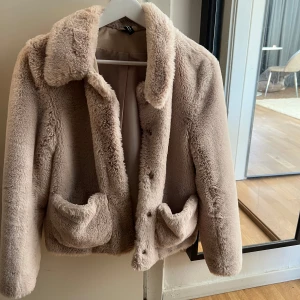 Beige pälsjacka  - Supermysig fluffig pälsjacka 