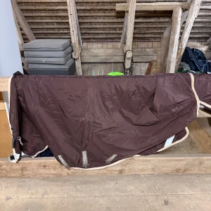 Rambo utetäcke  - Uppskattar 50-70 g, köpt som 100. Storlek 145. Avtagbar hals, ena fästet lossnat lite annars helt o håller tätt, nytvättat och impregnerat. 