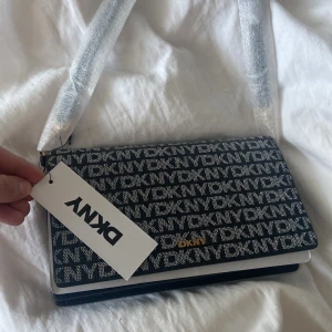 DKNY Väska - HELT NY!!!! DKNY väska❣️ ordinarie pris 1500 misstänker jag, men kan tänka mig 1100 för den!🥰 pris kan diskuteras. Säljer för att jag har 2! 