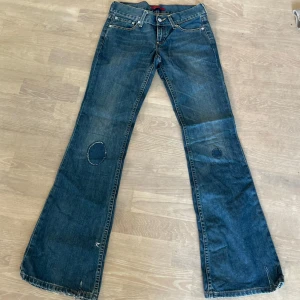 Levi's Marissa bootcut jeans - Sååå snygga lågmidjade bootcut jeans från Levis i modellen Marissa 😍😍 innerbenslängd: 80cm ytterbenslängd: 104cm höft till höft: 38 cm 