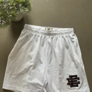 Vita meshshorts från Eric Emanuel  -  Brand: Eric Emanuel  📐 Size: M 🎨 Color: White 🧵 Material: Polyester 👕 Fit:Regular 📏 Length: Regular ⭐ Condition: Like new ⚠️ Defects: None