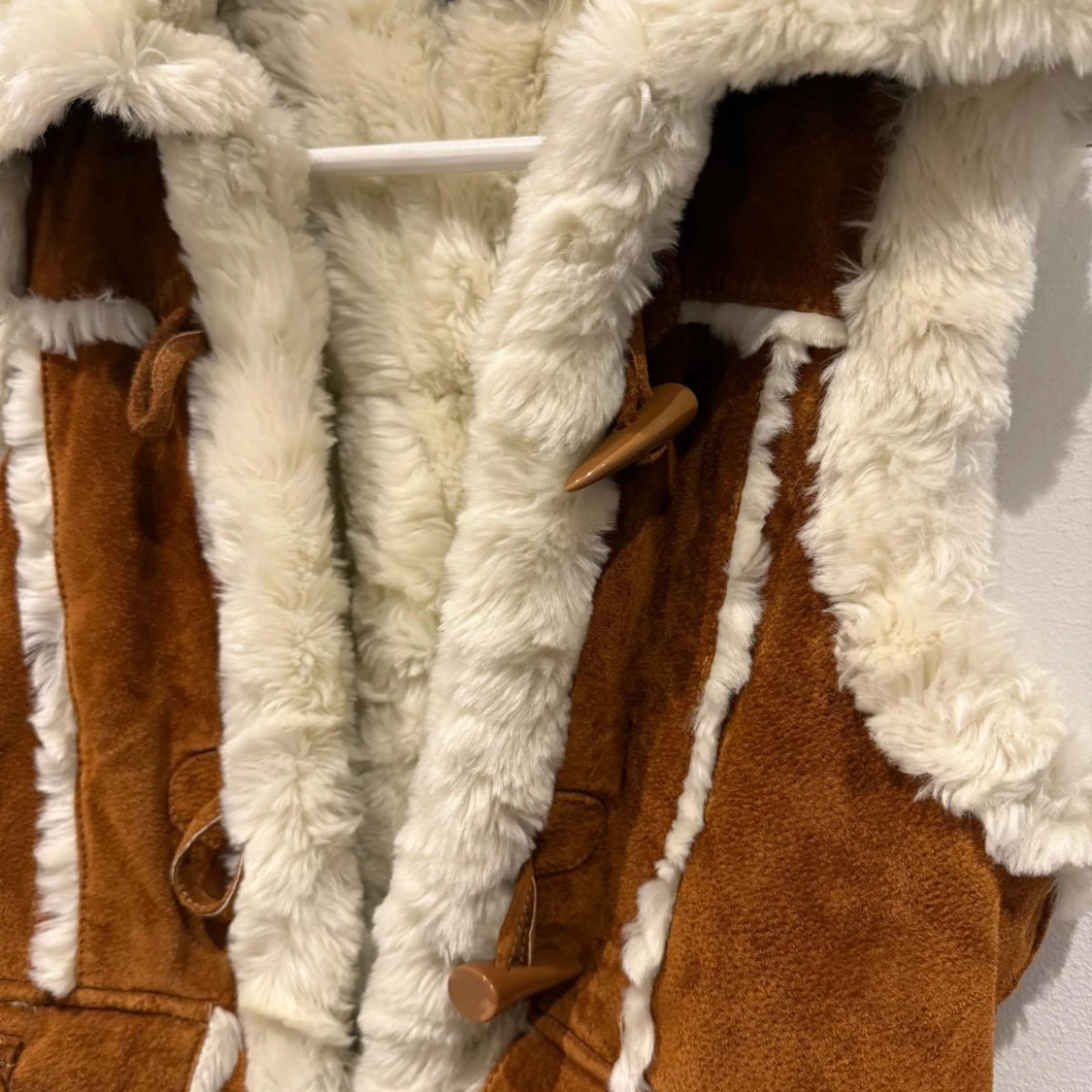 Brun pälsväst med vita detaljer - 1
