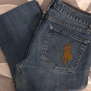 Ramp Lauren Jeans - Jeans från Ralph Lauren. Byxorna har medelhög midja och raka ben. Loggan sitter på höger bakficka. Aldrig använda. 