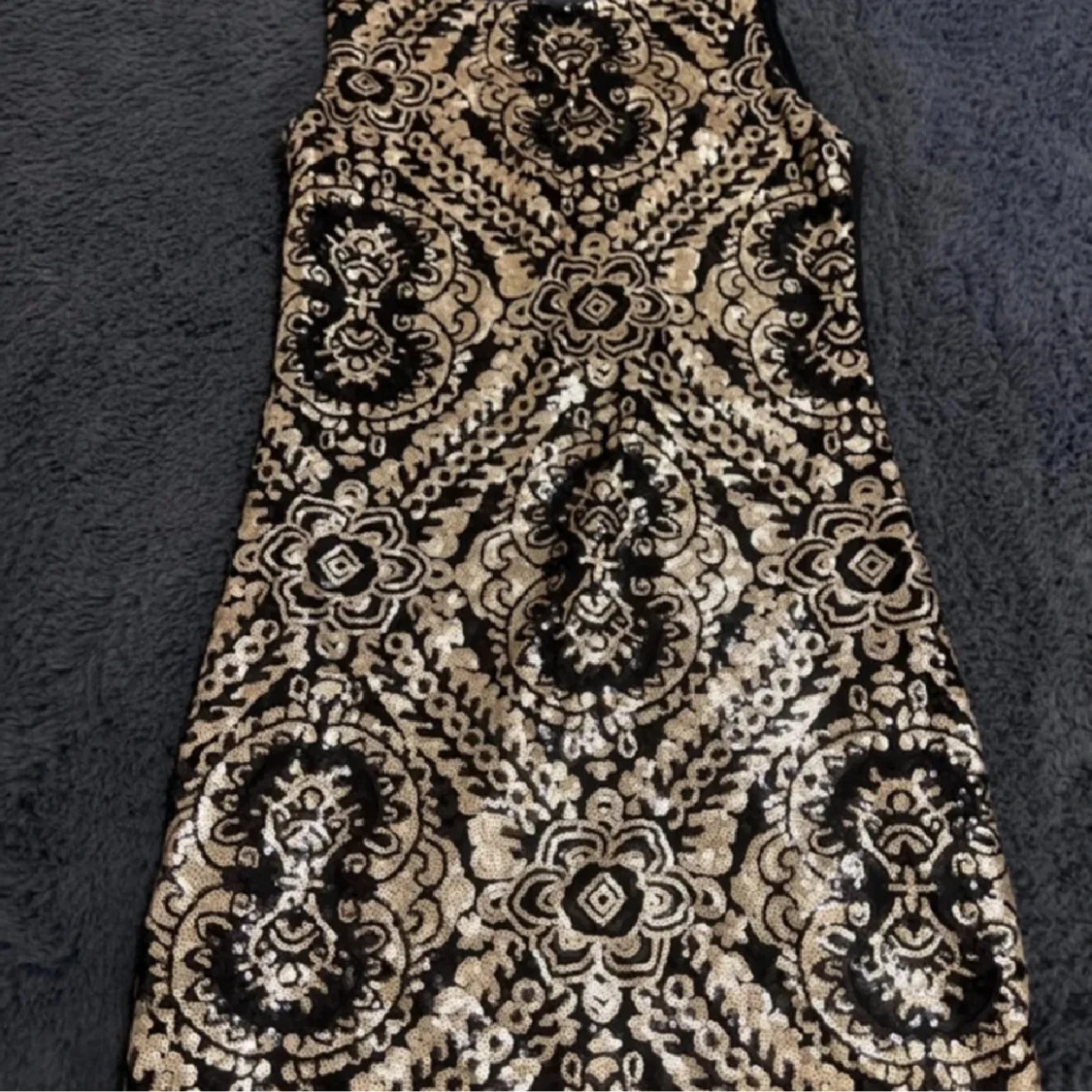 Svart och guld glittrig kortklänning - 1