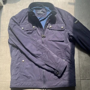  Hackett London jacka  - Snygg mörkblå jacka från Hackett London🔥. Ny pris runt 5000kr💸. Storlek S, men den är lite mindre så typ mellan XS och S.