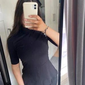 Peplum topp - Säljer denna peplum toppen med hög krage från Gina tricot i storlek S, helt oanvänd 