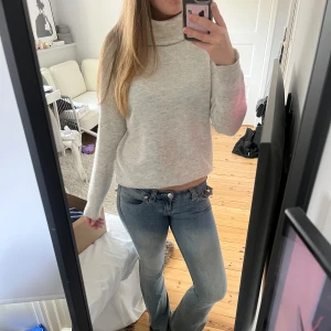 ljusgrå stickad polotröja - Ljusgrå polo stickad som är perfekt till våren eller sommar till en kjol. väldigt skönt material som inte sticks💞💞S/M