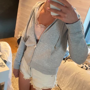 Zip-hoodie  - Storlek Xxs, köpt från hm. Är i ett bra sick. 