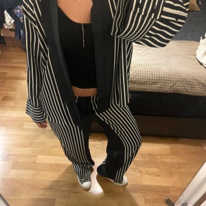 Randigt set - Både byxa och skjorta i storlek S 🙏🏼 Använt fåtal gånger! Ordinariepris runt 800:- 💗