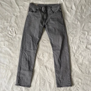 Säljer ett par jättesnygga Levi's Premium gråa jeans straight fit - Superfina klassiska gråa Levi's Premium jeans med raka ben och normal passform, de är i väldigt bra skick och är perfekta inför våren&sommaren inför alla speciella tillfällen men också bara till vardagen som ett perfekt basplagg! De är i straight fit, de är tidlösa, i storlek W=32&L=34, de är i bra material/kvalitet, är unika, passar till allt och har en väldigt fin passform👍🏻Skriv om funderingar, lämna gärna omdöme om köpt och priset kan diskuteras😊