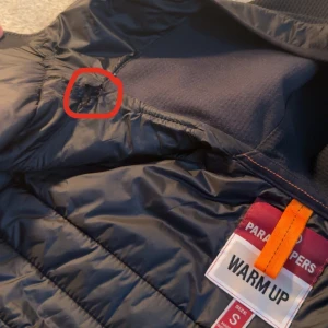 Parajumpers cardigan S - Säljer en fet parajumpers cardigan i storlek S! Köptes på miinto för 4500 och är helt nytt utan tecken på användning, dock finns det en defekt på sista bilden. Hör av vid frågor! 🙌 kolla första och sista bilden för bevis på äktheten.