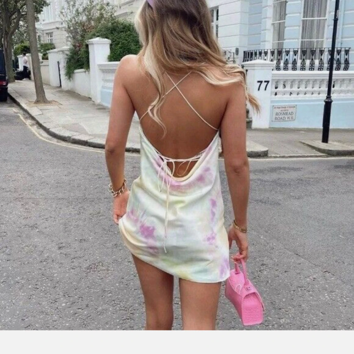 Pastellfärgad tie-dye kortklänning med öppen rygg - 1