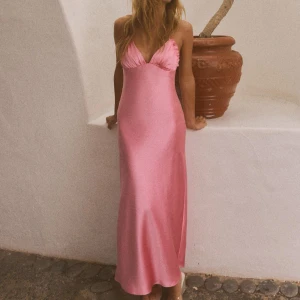 Maxiklänning - Superfin helt oanvänd klänning från zara, säljer då jag tänkte ha den på balen med hittade en annan