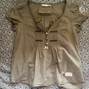 odd molly topp - jättefin odd molly topp med puffärmar jag har köpt secondhand! säljer då den inte passar mig längre, storleken är xs men kan nog också passa någon som brukar ha s! skriv om ni har några frågor! 🤍