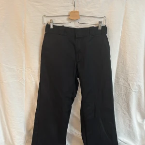 Svarta byxor från Dickies 874, 28/30 - Klassiska svarta byxor från Dickies modell 874. 