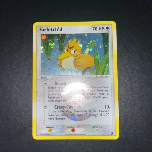 Farfetch'd 23/112 Pokémonkort - Säljer ett holografiskt Farfetch'd Pokémonkort från 2004 med glittrande bakgrund och färgglada detaljer. Kortet har 70 HP och är på engelska. Perfekt för samlare eller Pokémonfans! - Skriv vid intresse 
