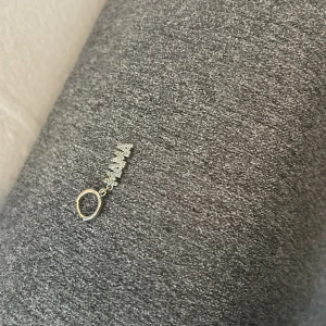Halsbandshänge i silver med texten MAMA - Säljer ett stilrent halsbandshänge i silverfärg med texten 'MAMA' i små gnistrande stenar.💘