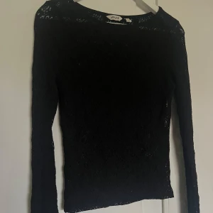 Svart spets set från Aware - Säljer ett svart set från Aware i genombruten spets. Blusen har rund halsringning och är figurnära i modellen. Byxorna är raka i modellen och med undershorts. Tröjan är i stl S och byxorna i XS. Väldigt stilrent och snyggt! ALDRIG använt. Köpt på Veromoda 