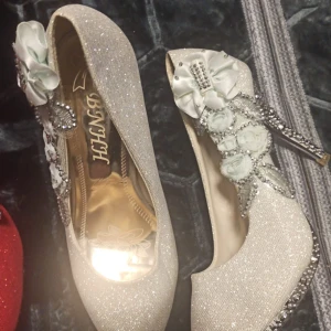 Glittriga bröllops/ fest klackskor - Säljer ett par glittriga klackar, fint skick använda ett par gånger. 