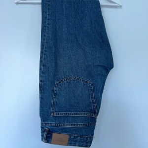 Blåa jeans  - Säljer mina blåa jeans, som tyvärr inte används längre. Modellen heter Low straight Jeans ( hittar inte färgen på hemsidan, därav är sista bilden lite ljusare jeans än dem jag säljer, men de är den modellen ) 