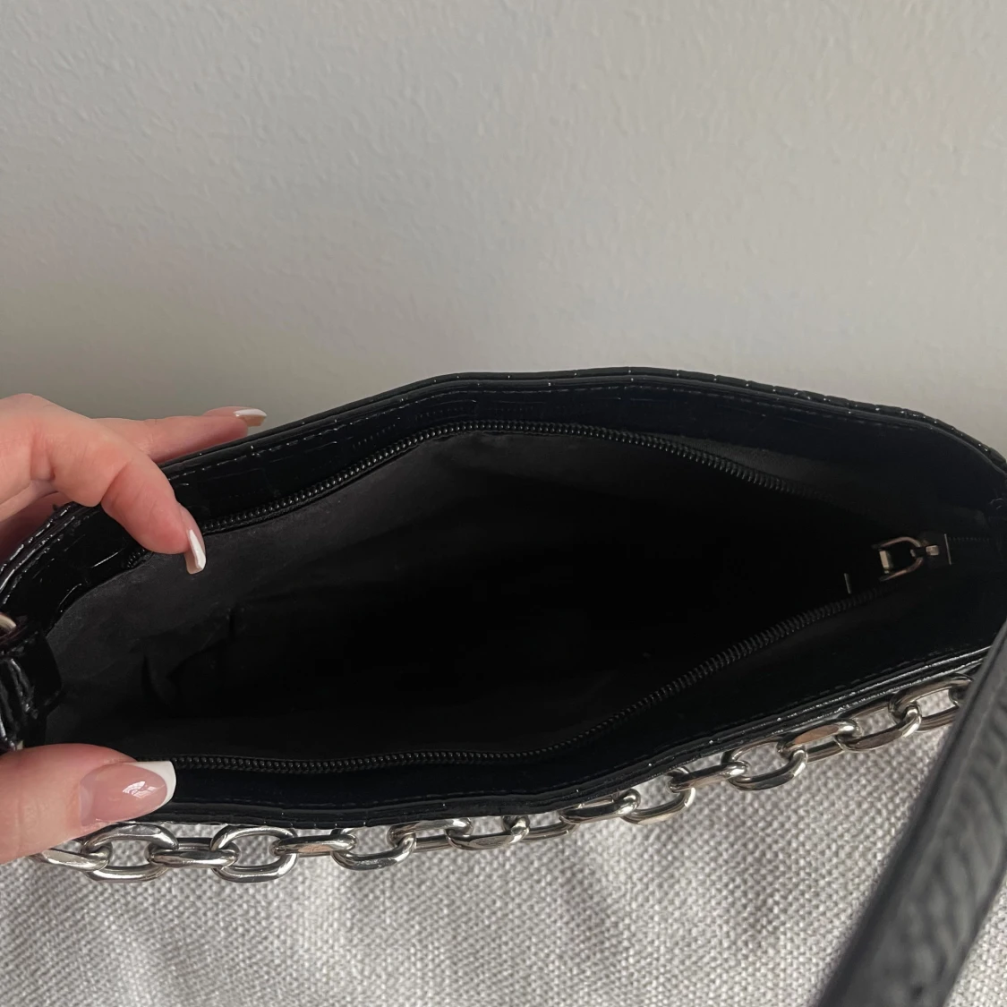 Svart axelväska med kedjedetalj - 2