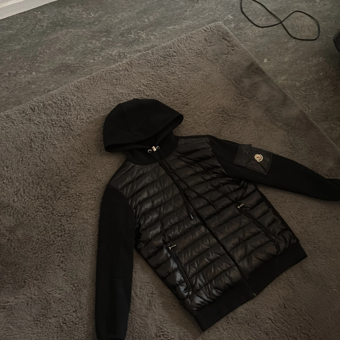 Svart pufferjacka med huva från Moncler - 2